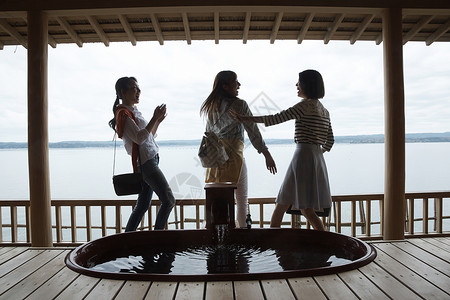 三个女性朋友温泉旅馆旅行高清图片