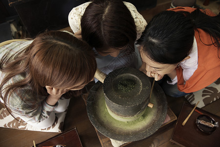 游览学习日式家庭茶磨经验的三个女生图片