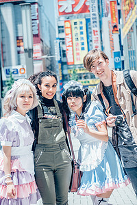 角色扮演的女孩走在街上和外国朋友合影图片