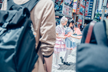 电器城身穿角色扮演服饰的女孩发传单背景