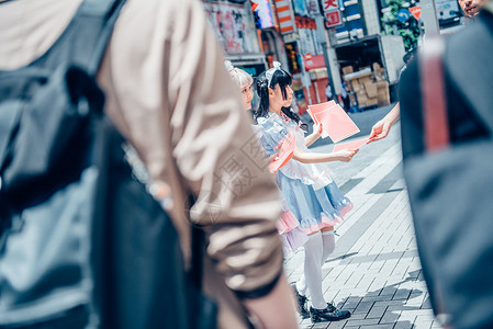 身穿角色扮演服饰的女孩发传单图片