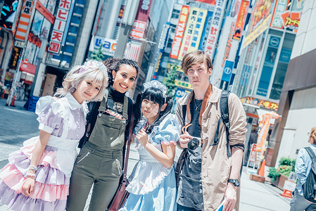 日本街头穿女仆装的少女背景图片