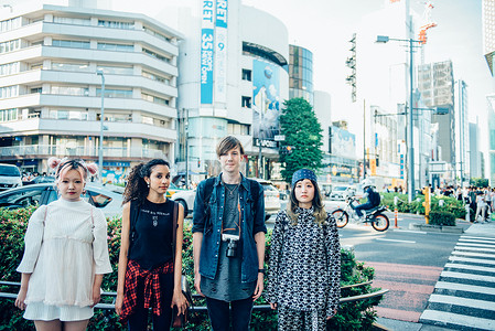 日本街头旅游观光的外国人图片