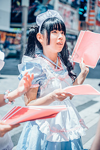 艾露莎女仆装日本街头穿女仆装的少女发传单背景