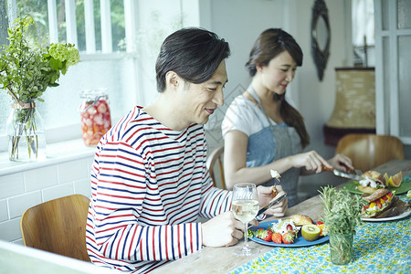 餐厅吃饭的情侣图片