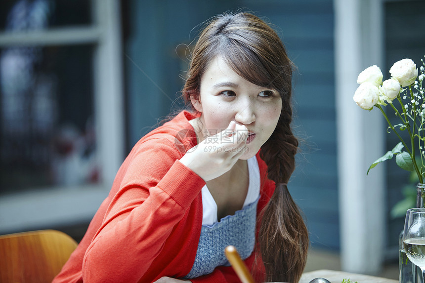 吃美食的女孩图片