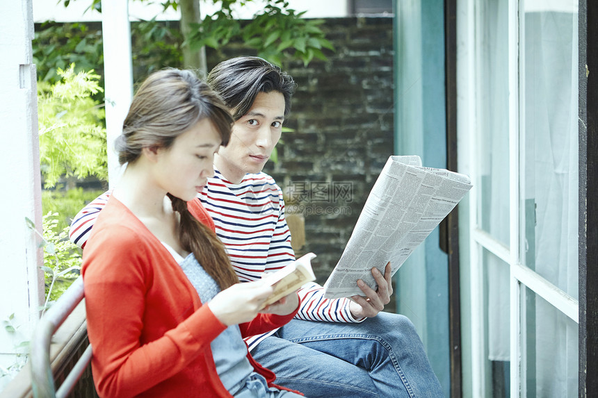 年轻夫妻的居家生活图片