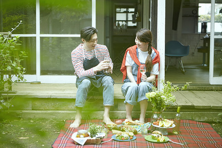 年轻夫妇在后花园野餐图片