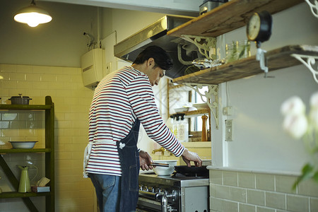 厨房做饭的男人图片