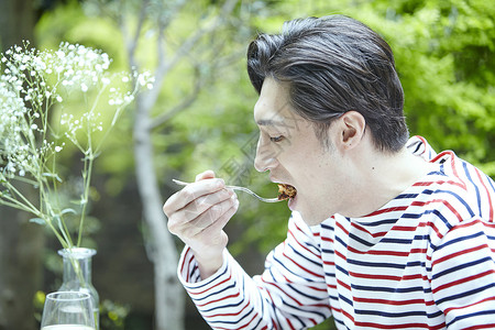 年轻男性享受美食图片