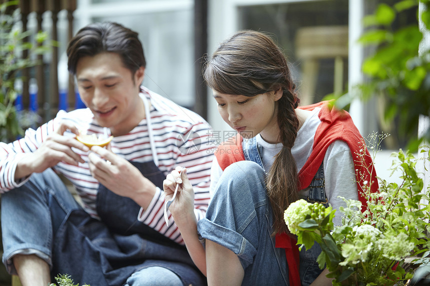 新婚夫妻户外享受美食图片