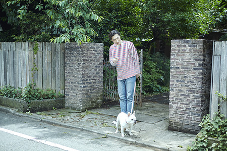 男人和宠物狗狗一起散步图片