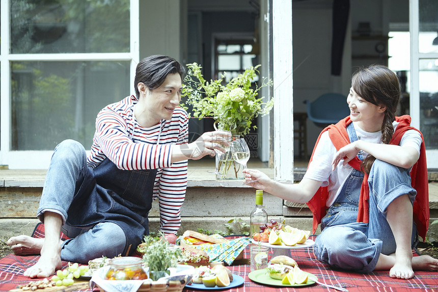 年轻夫妻在户外野餐享受美食图片