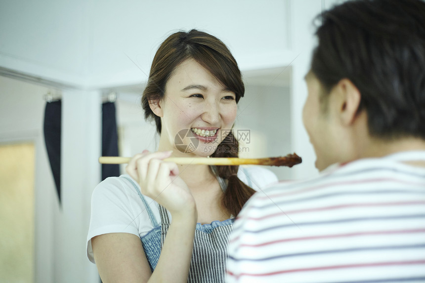 在家做饭的年轻夫妻图片