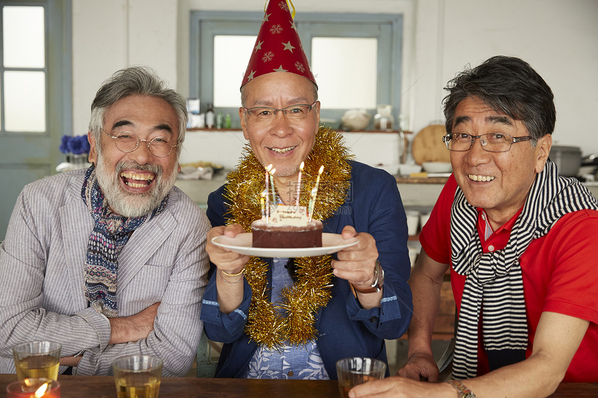 老年好友庆祝生日图片