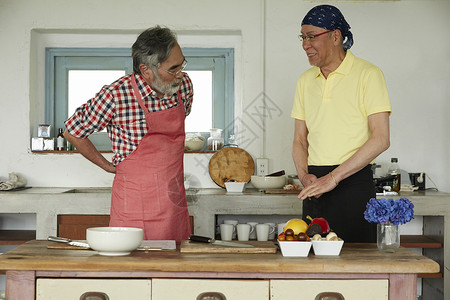 中老年男性好友烹饪食物背景图片