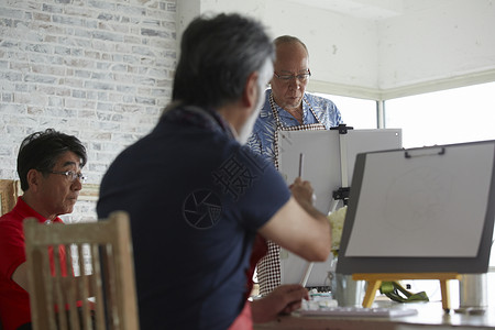 老年男性学习绘画图片