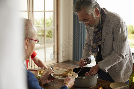 中老年男性好友聚会吃饭图片