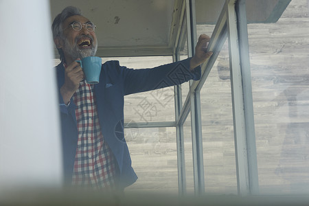 中老年男性喝咖啡图片