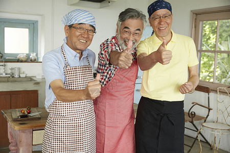 中老年男性好友厨房烹饪食物形象背景图片