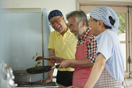年长男性假日学习料理美食图片