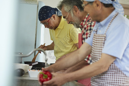 中老年男性好友厨房烹饪食物背景图片