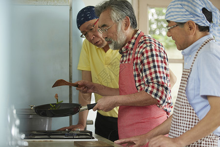 中老年男性好友厨房烹饪食物图片