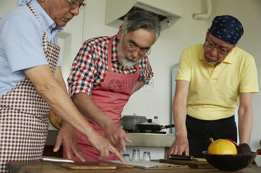 厨房里烹饪美食的中老年男性图片