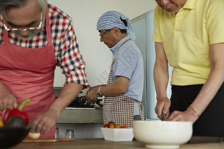 学习烹饪的老年人图片