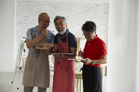 认真学习绘画课的年长的男人图片