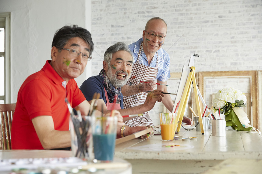 认真学习绘画课的年长的男人图片