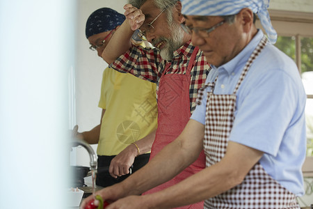 参加烹饪课的老年人图片