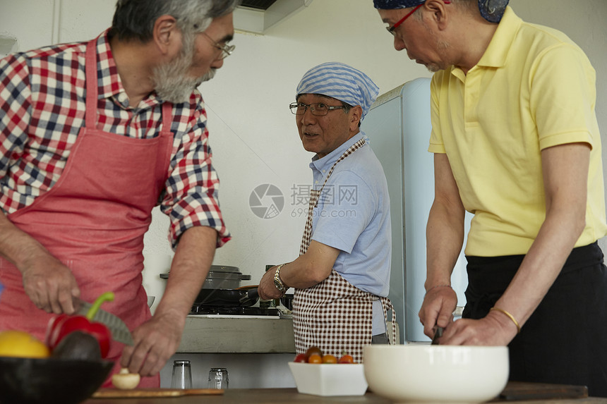 60几岁的老人学习料理图片