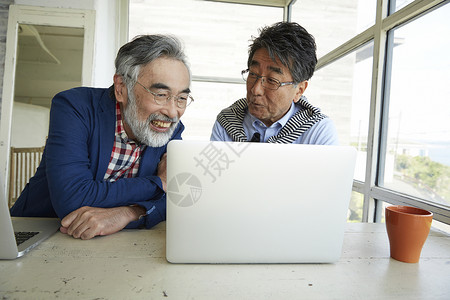 学习使用笔记本电脑的两个老人背景图片