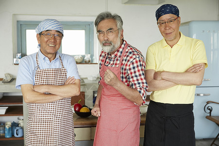 老年男性参加烹饪学校图片