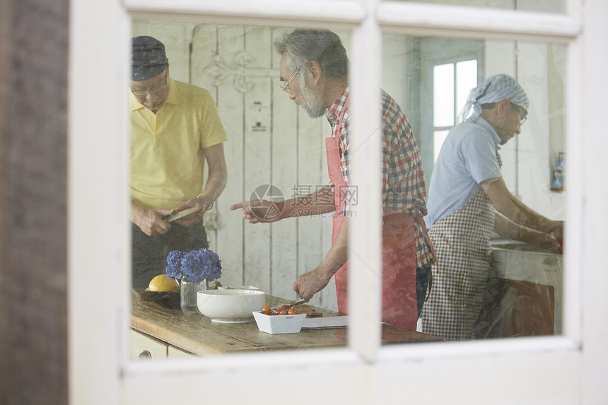 三个老人聚餐一起做美食图片