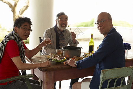 家庭聚餐的中老年男性图片