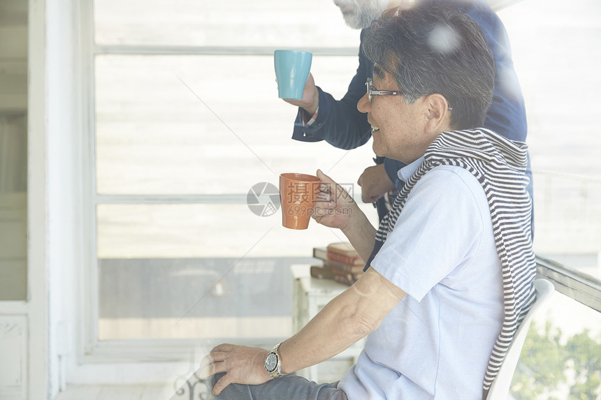 喝茶聊天的商务中老年男性图片