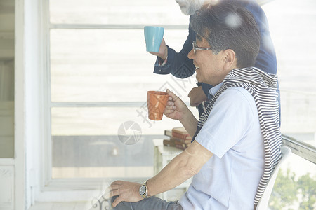 喝茶聊天的商务中老年男性图片