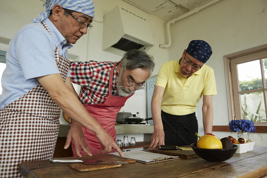 三个中年男子一起做饭图片