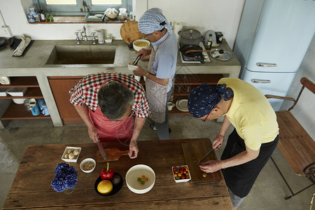 三个中年男子一起准备烹饪食材背景图片