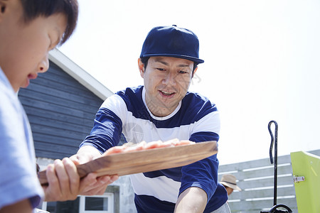 烧烤派对上男子接过小孩的食材图片