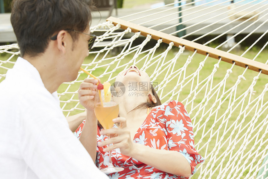 度假中的夫妻喝冷饮图片
