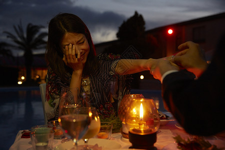 烛光晚餐求婚的情侣图片