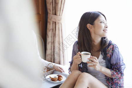 酒店一起吃早餐的女人图片