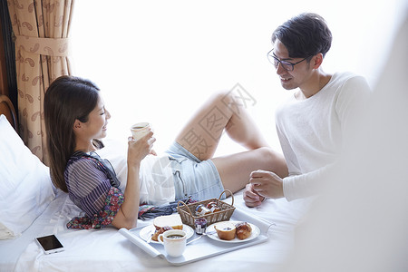 酒店一起吃早餐的情侣图片