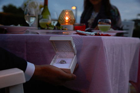 烛光晚餐求婚特写图片