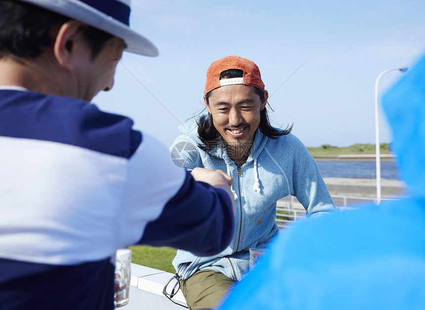 海边聚会的好友图片