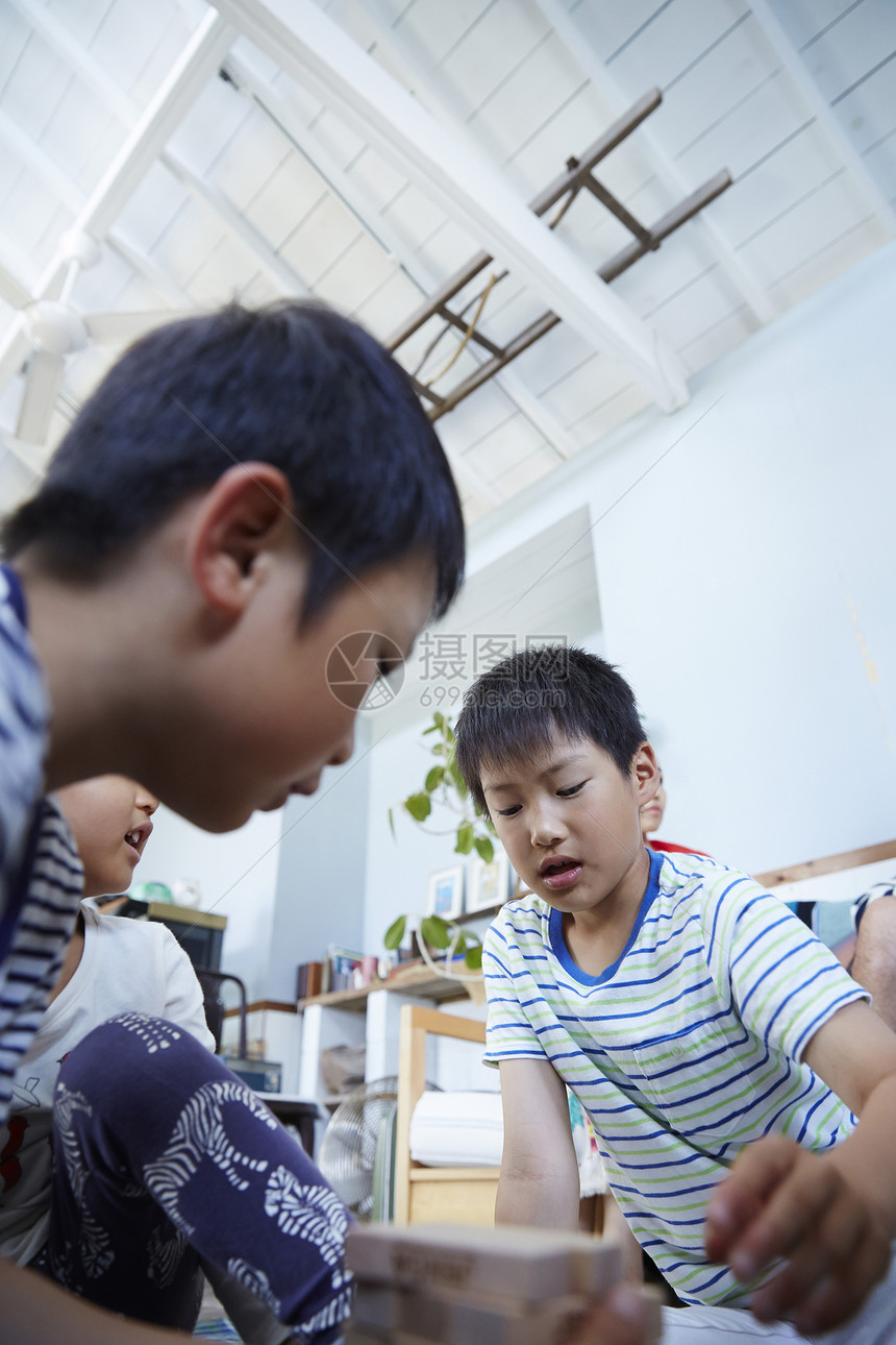 客厅里玩耍的孩子图片