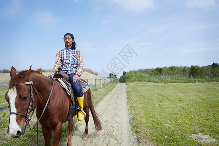牧场里男人骑马图片